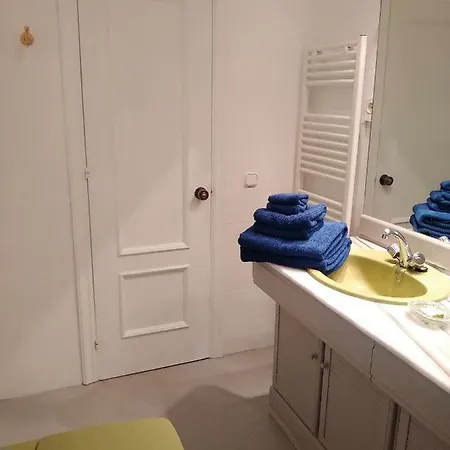 The Blue בית הארחה
